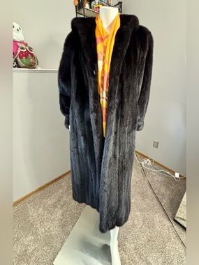 Stunning Vintage Real Mink Fur Coat - full length, size 8/48